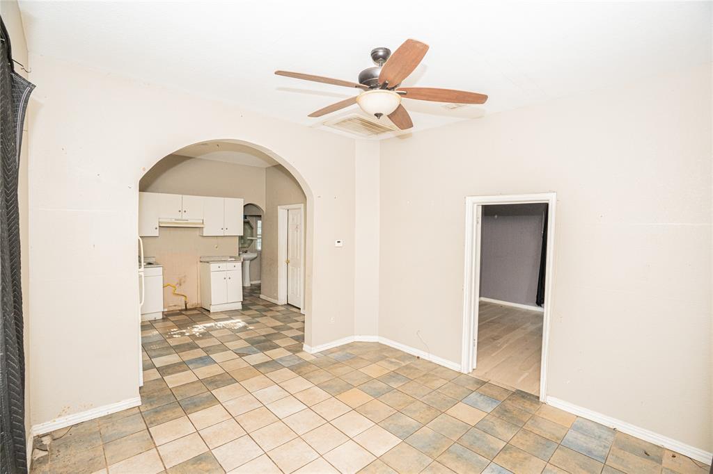 423 W Pembroke Avenue Property Photo 3