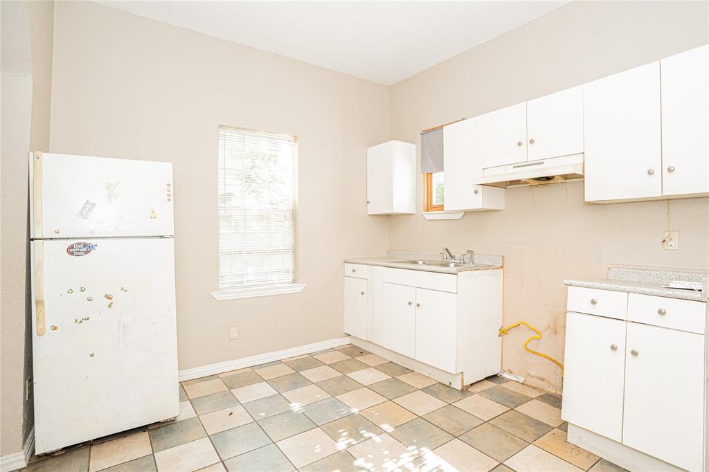 423 W Pembroke Avenue Property Photo 4