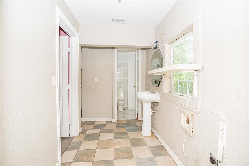 423 W Pembroke Avenue Property Photo 10