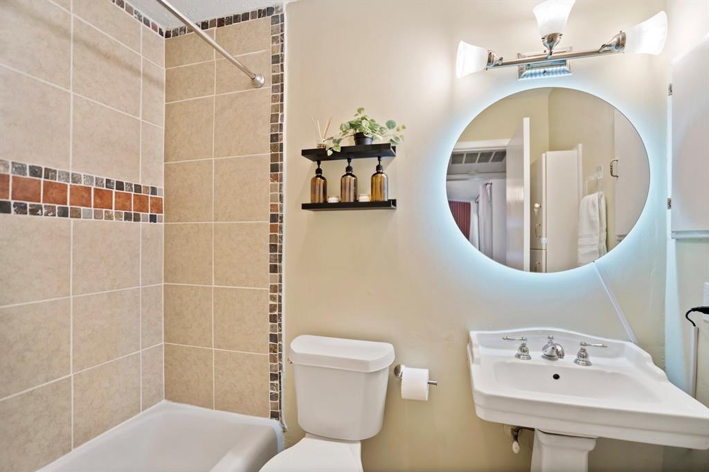 2627 Douglas Avenue 206 Property Photo 10