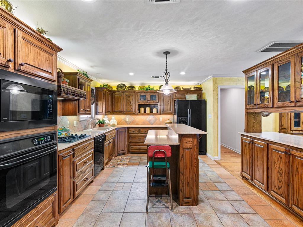 300 Shoreline Drive Property Photo 11