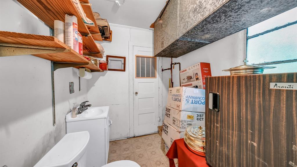 108 S Line Street Property Photo 16