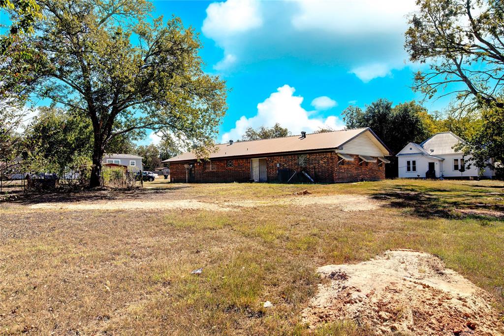 301 Pecan Street Property Photo
