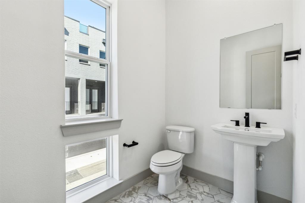 2502 Carmelita Street Property Photo 9