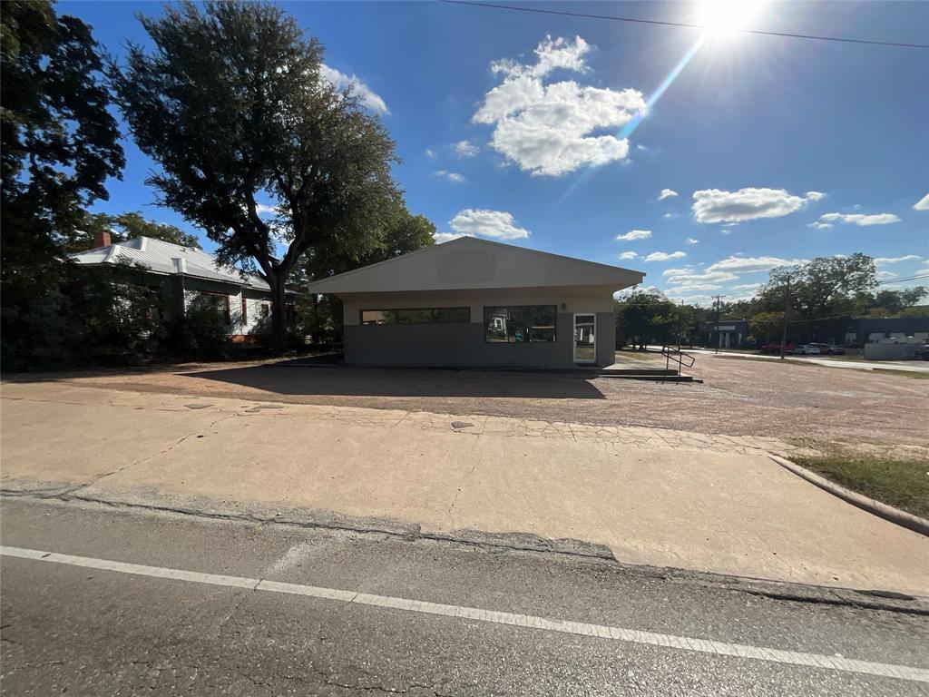 502 Main Property Photo 3