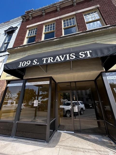 109 S Travis Street Property Photo 3