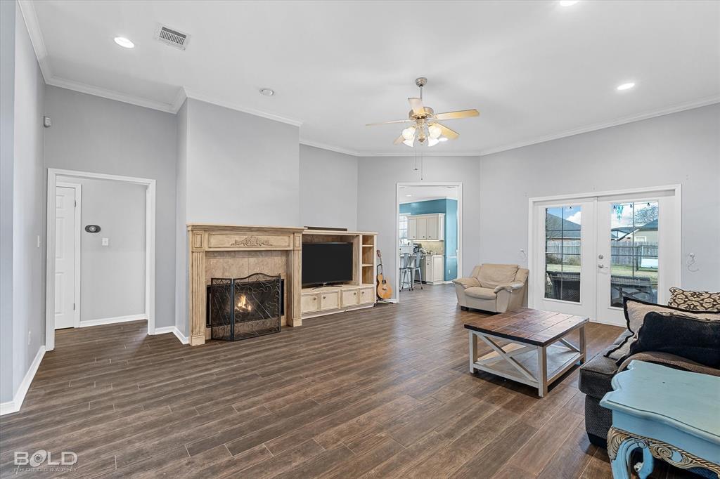 5825 Bluebonnett Drive Property Photo 8