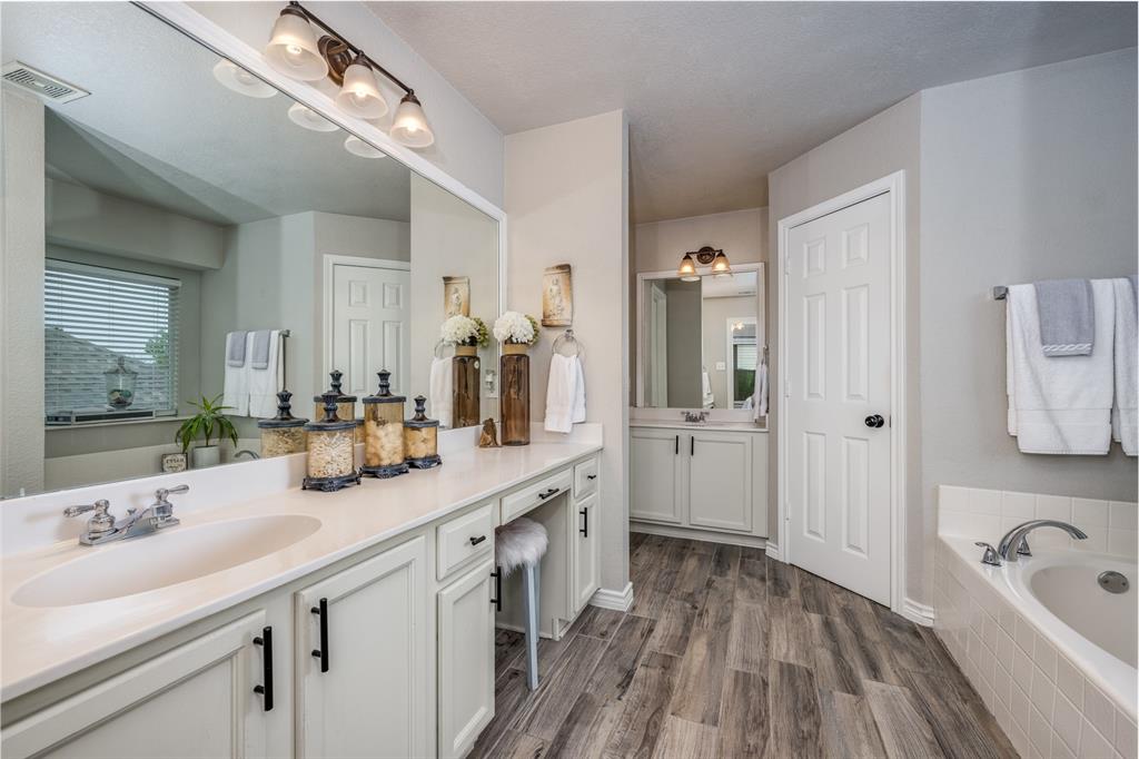 5801 Meadowglen Drive Property Photo 8