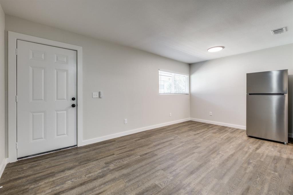 5909 Gaston Avenue 203 Property Photo 3