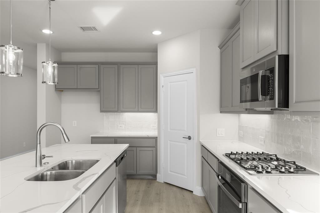 1234 Redcoat Property Photo 5