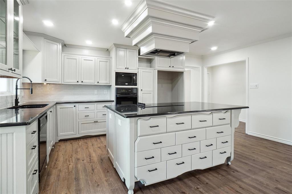 900 Roberts Street Property Photo 10