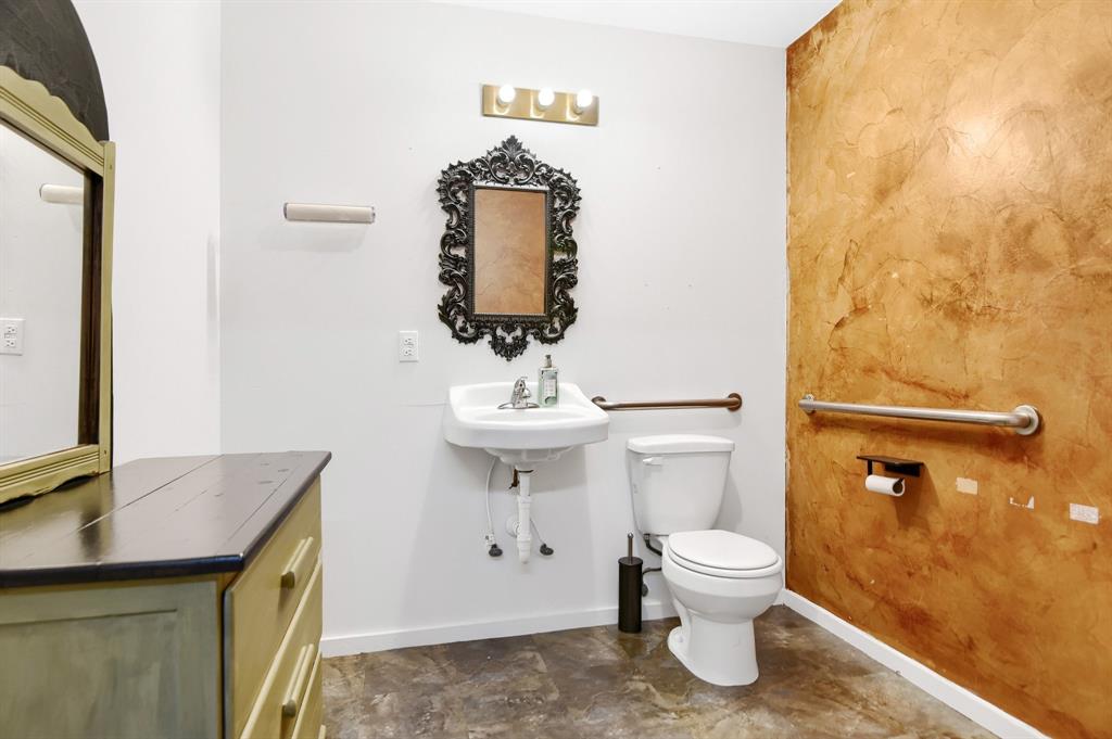323 N Commerce Street Property Photo 9
