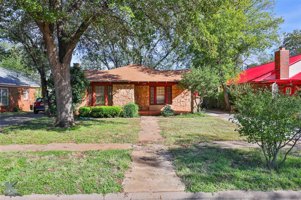 1749 Chestnut Street Property Photo 1