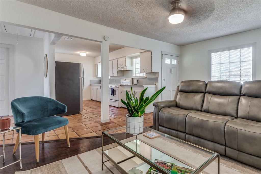 4821 Calmont Avenue Property Photo 3