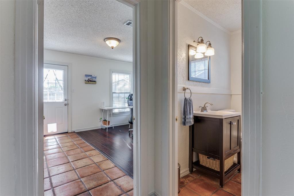 4821 Calmont Avenue Property Photo 9