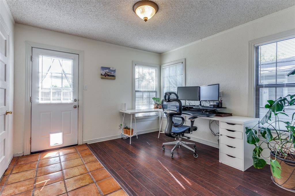 4821 Calmont Avenue Property Photo 10