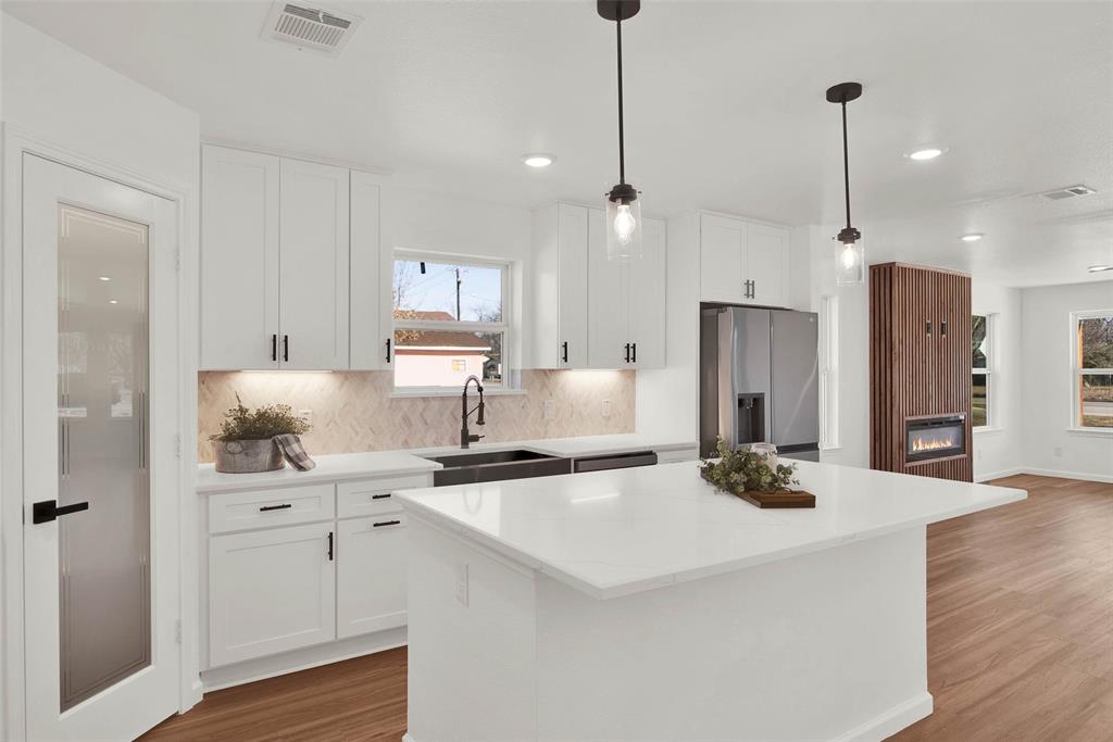 1011 S Grand Property Photo 9