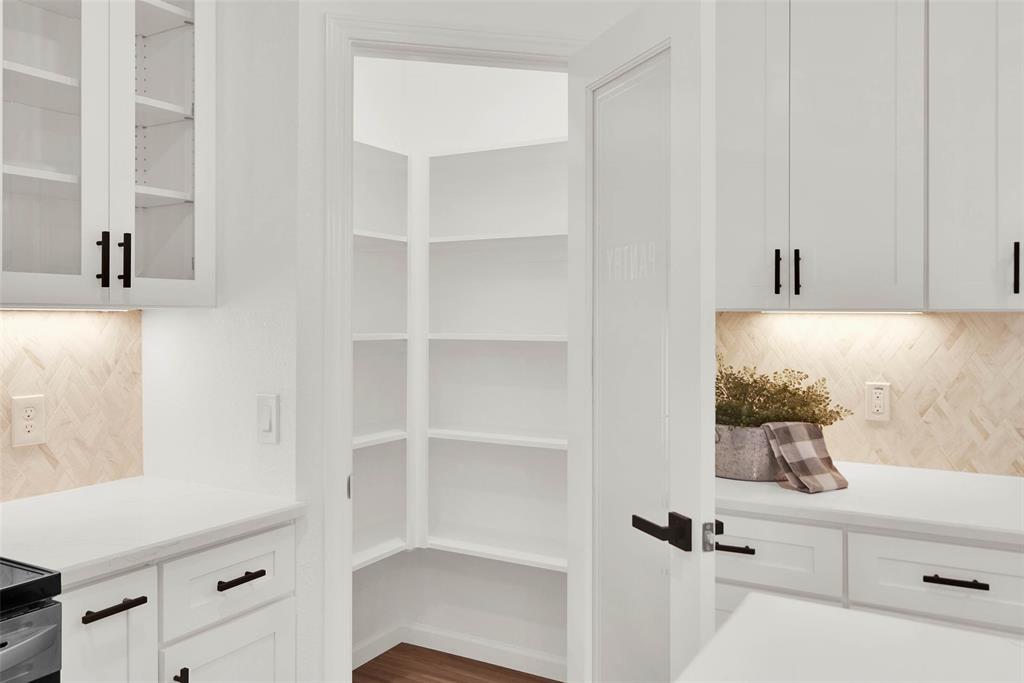 1011 S Grand Property Photo 12