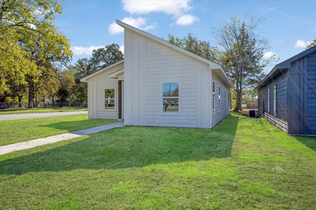 216 E Park Avenue Property Photo 4