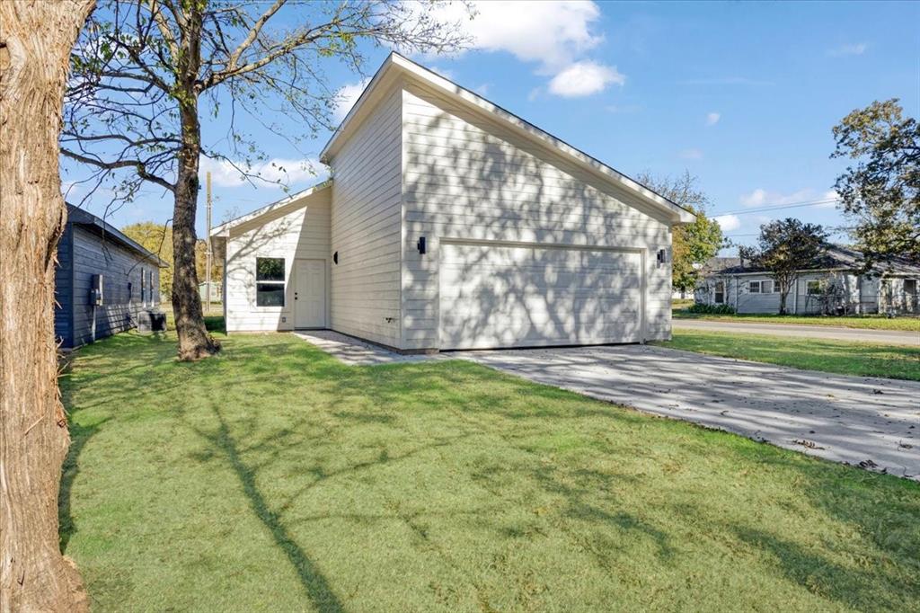 216 E Park Avenue Property Photo 7