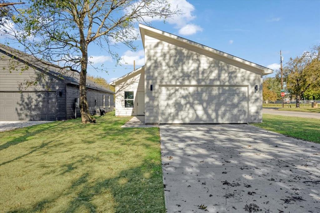 216 E Park Avenue Property Photo 8