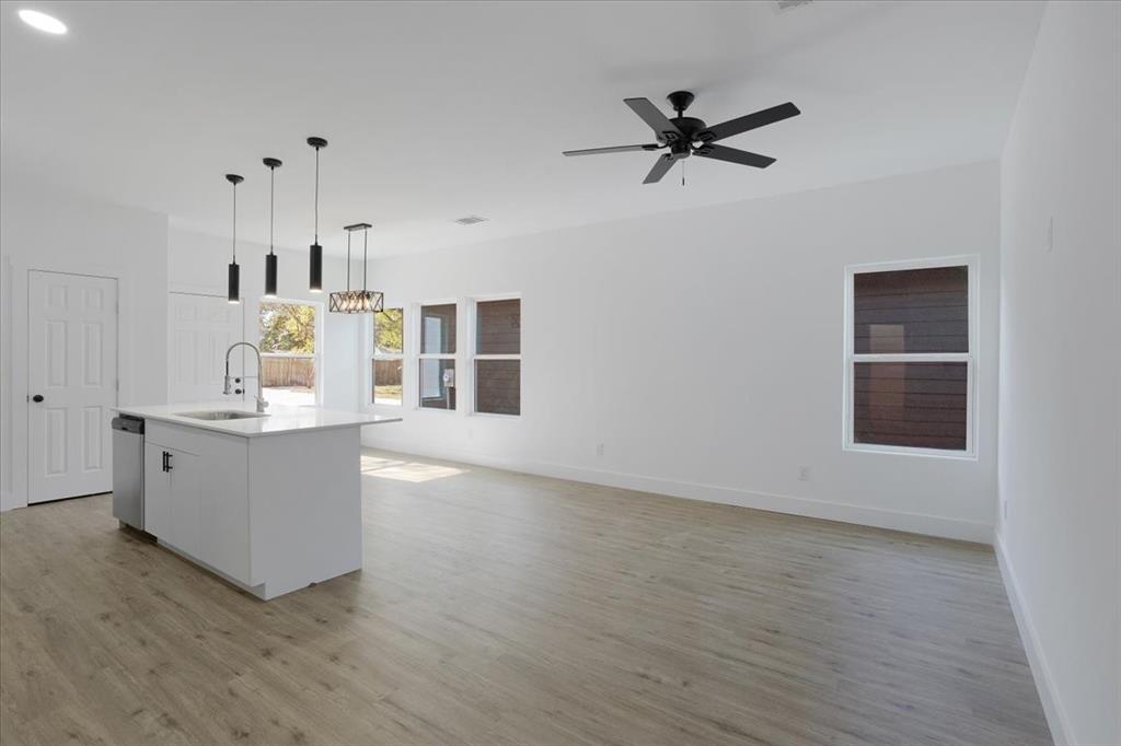216 E Park Avenue Property Photo 10