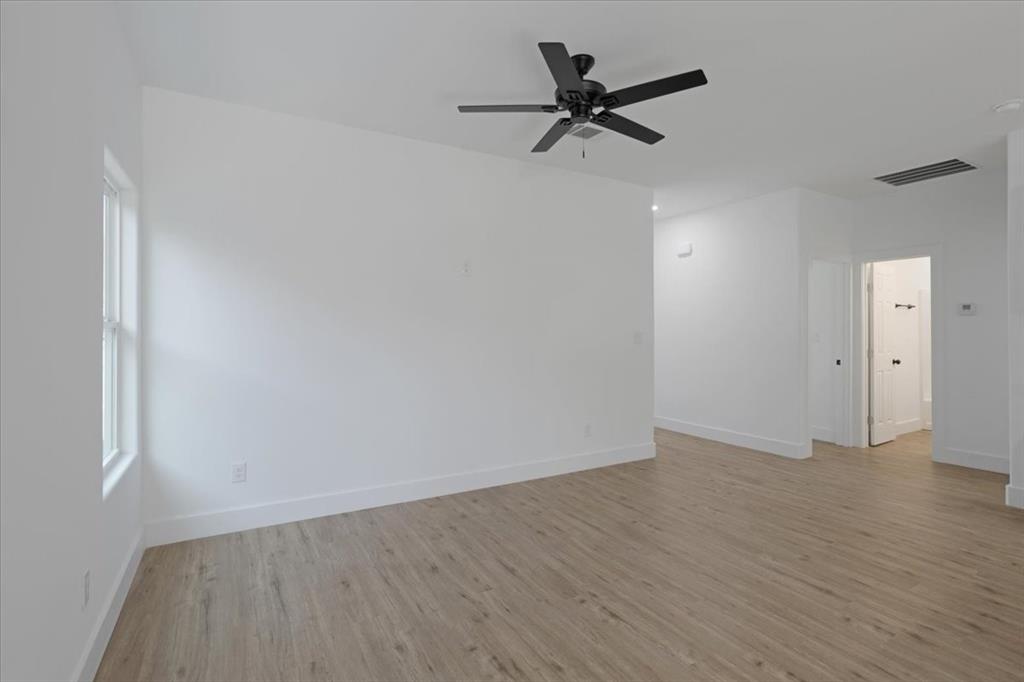 216 E Park Avenue Property Photo 13
