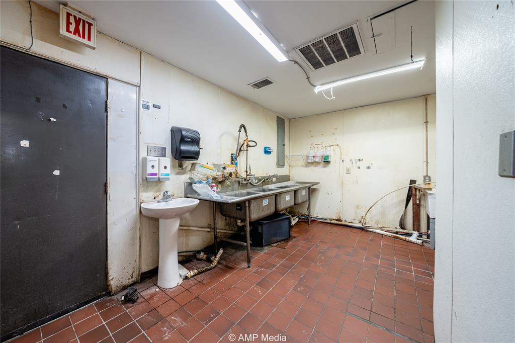702 N Swenson Street Property Photo 16