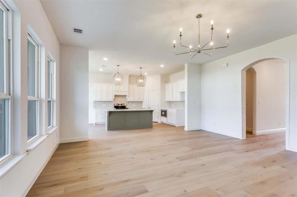 304 W Paddock Property Photo 4