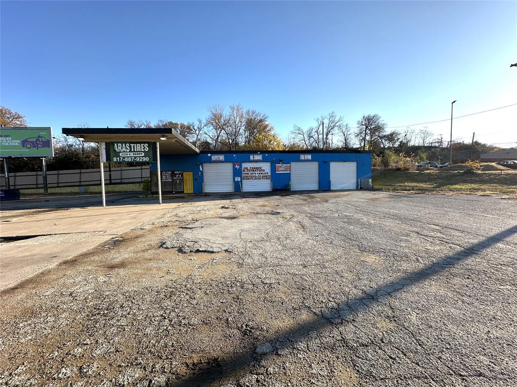 2320 E Berry Street Property Photo 2
