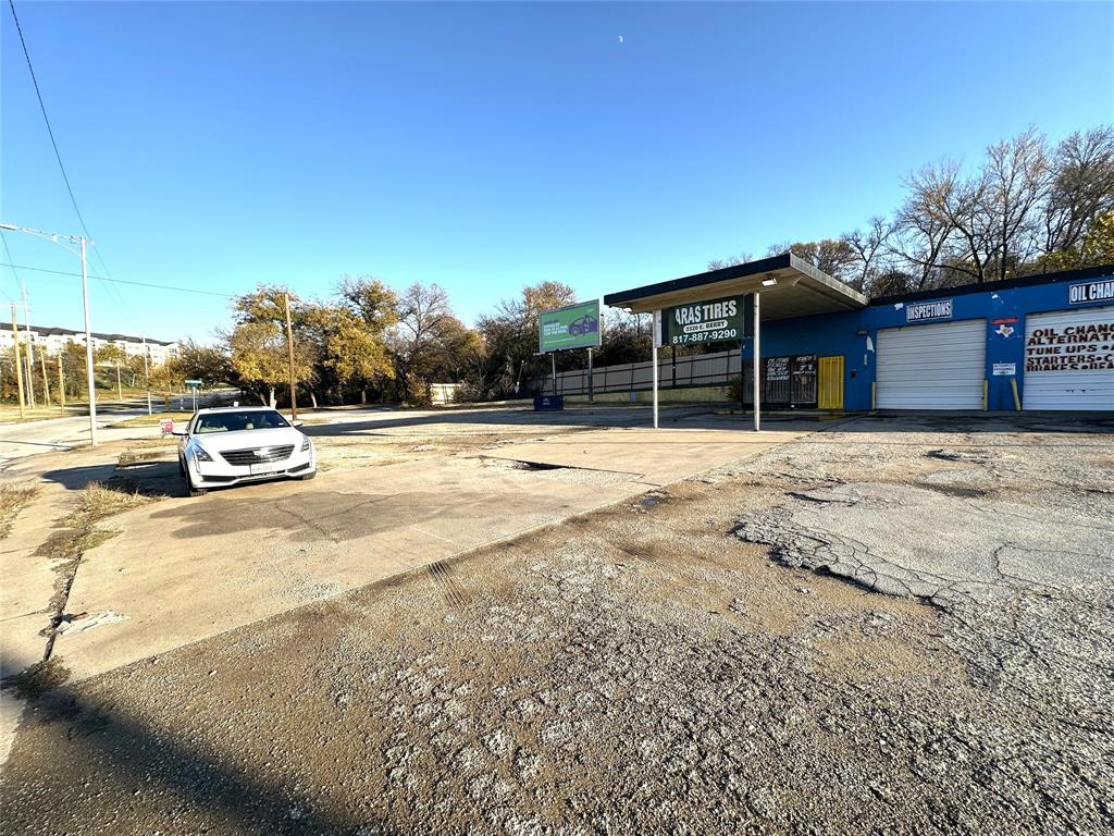 2320 E Berry Street Property Photo 7