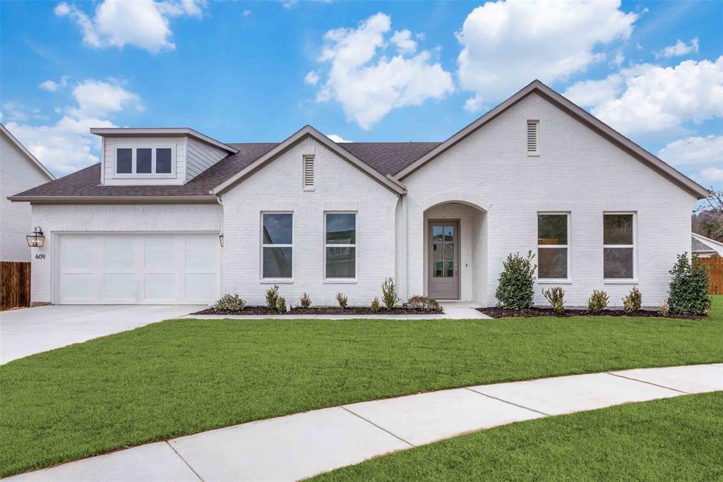 609 E Thoroughbred Property Photo 1