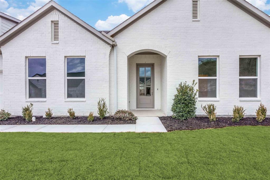 609 E Thoroughbred Property Photo 2