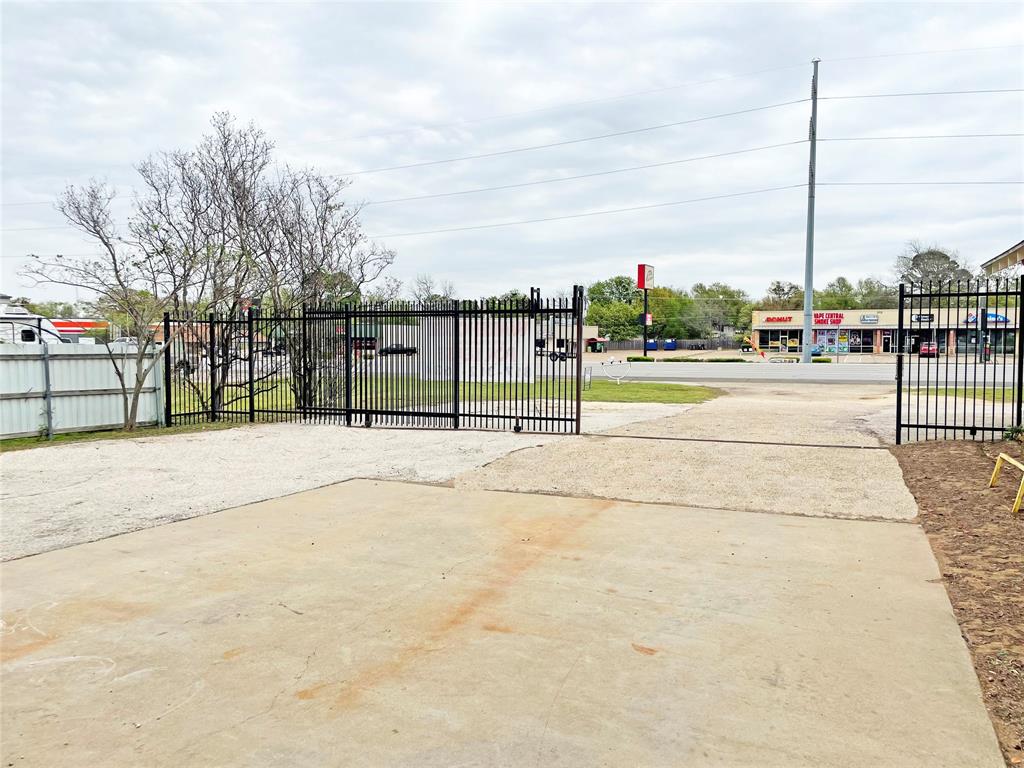 310 S Broadway Street Property Photo 4