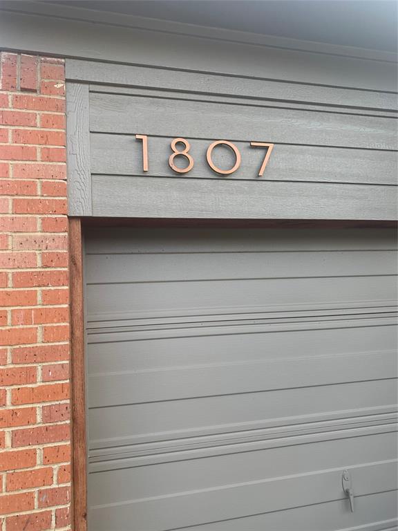 1807 Oak Tree Lane Property Photo 2