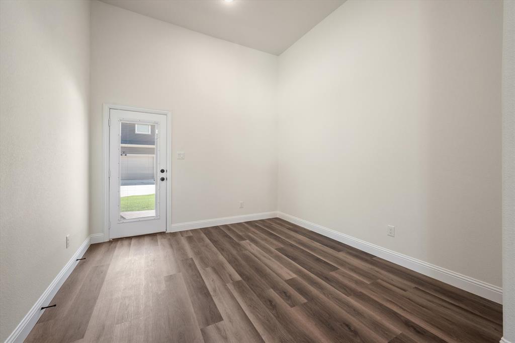 528 E 2nd Street Property Photo 14