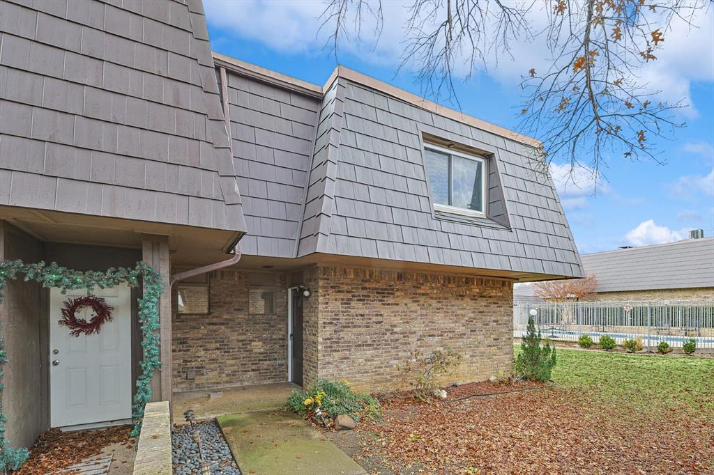 207 E Harwood Road Property Photo