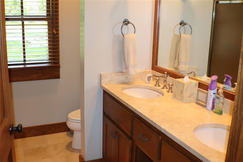 2101 S Oaks Lane Property Photo 13