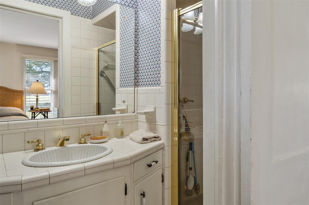 1600 W Loop 564 Property Photo 21