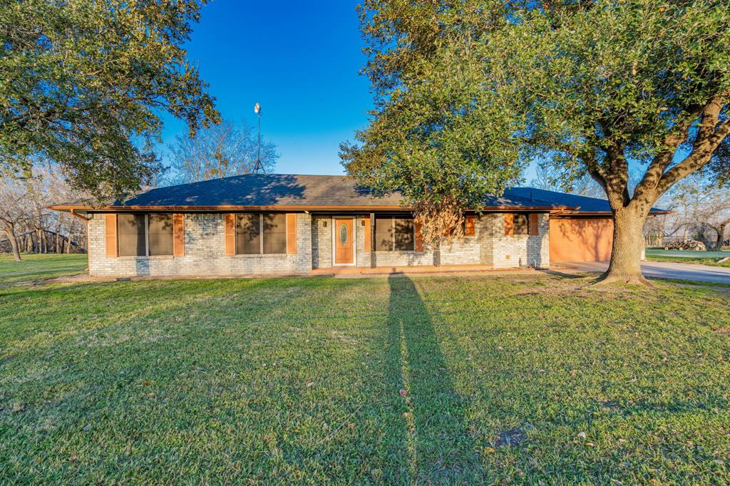1025 Country Lane Property Photo