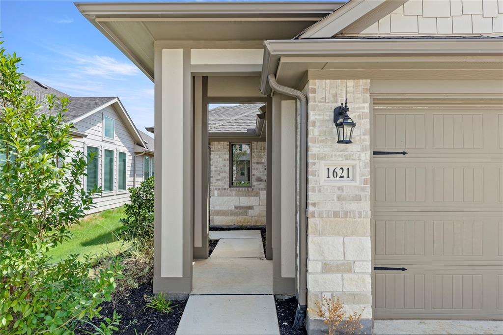 1621 Meadow Crest Drive Property Photo 2