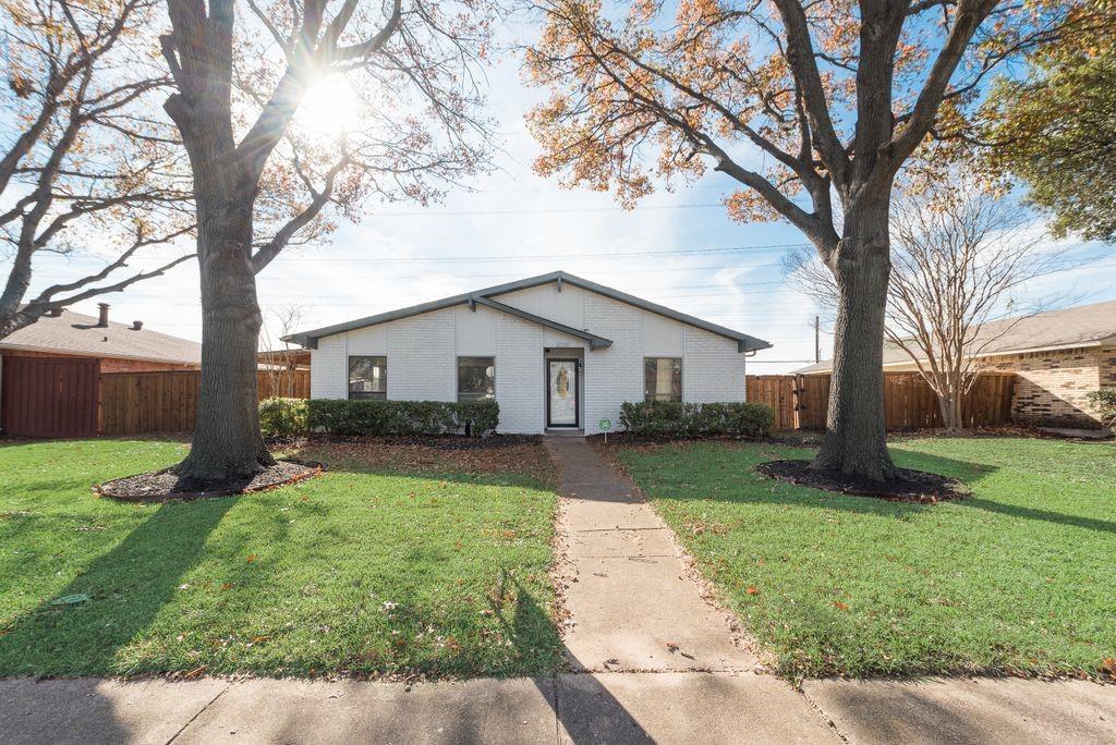 2000 Apple Valley Road Property Photo 1