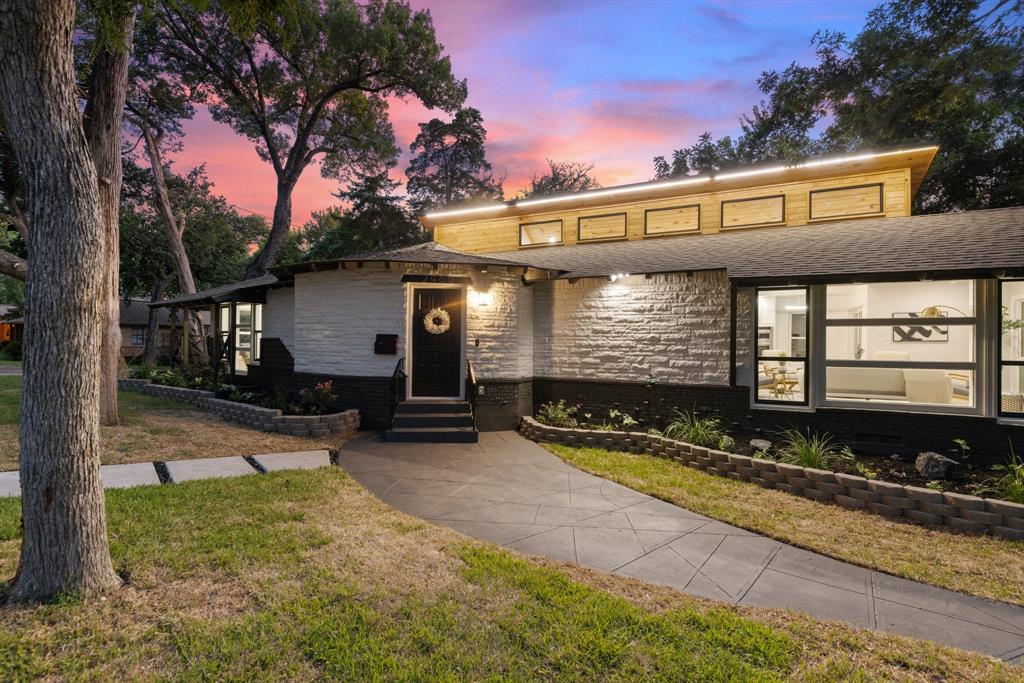 2900 W Jefferson Boulevard Property Photo 1