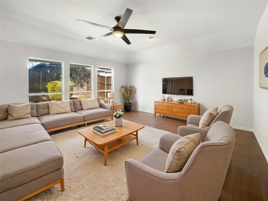 1004 Greenbriar Lane Property Photo 2
