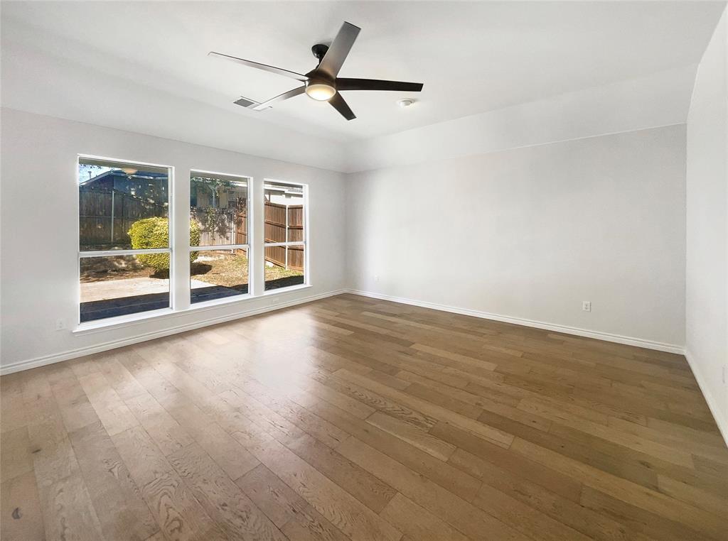 1004 Greenbriar Lane Property Photo 3