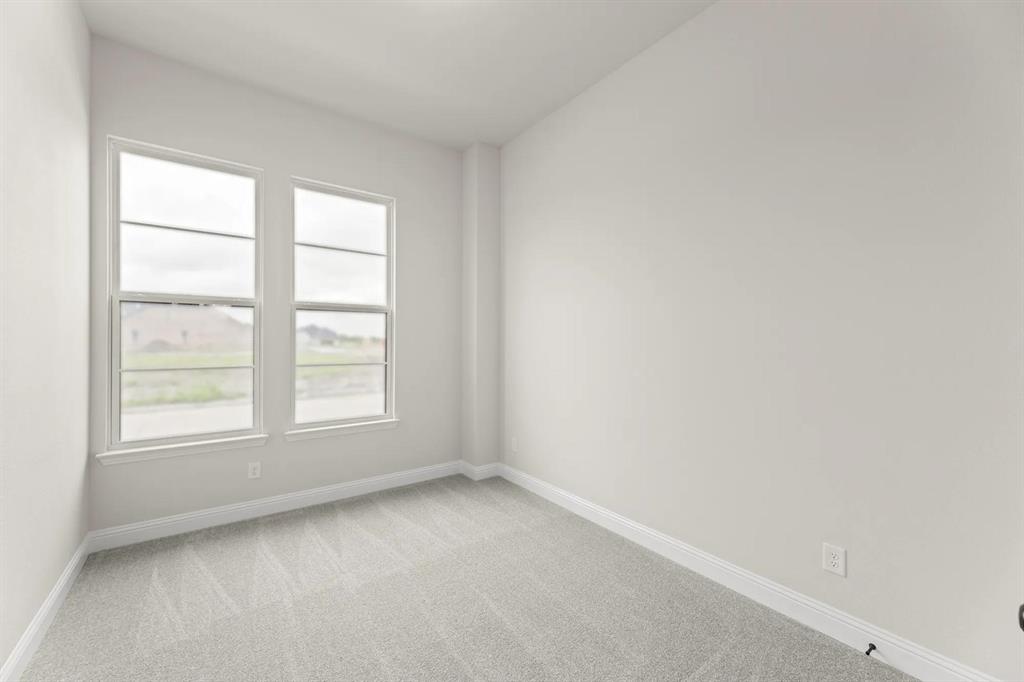 9813 Dahlia Boulevard Property Photo 7
