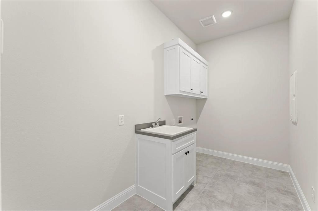 9813 Dahlia Boulevard Property Photo 12