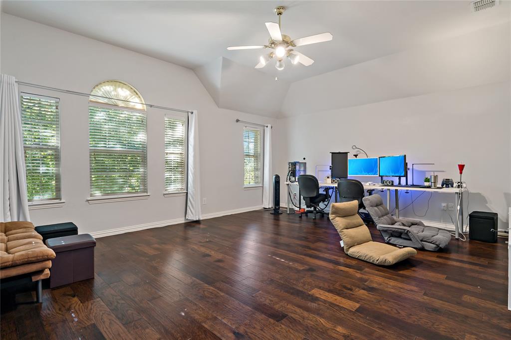 913 Royal Oaks Drive Property Photo 25