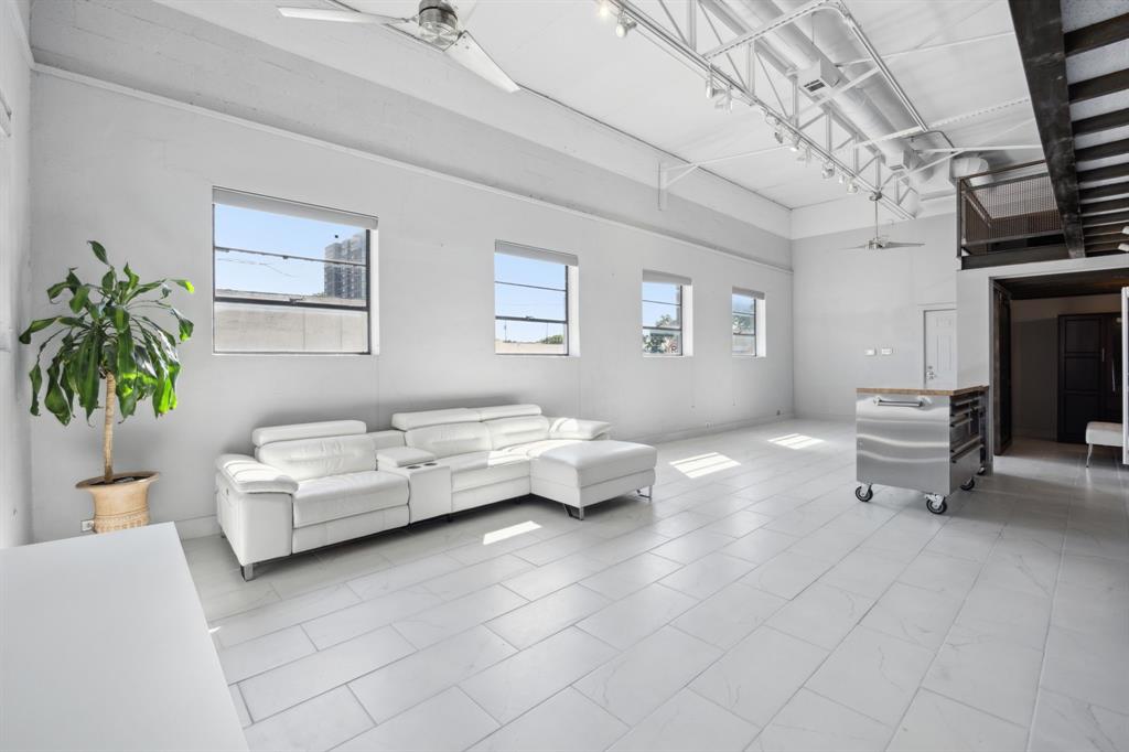 215 N Walton Street Property Photo