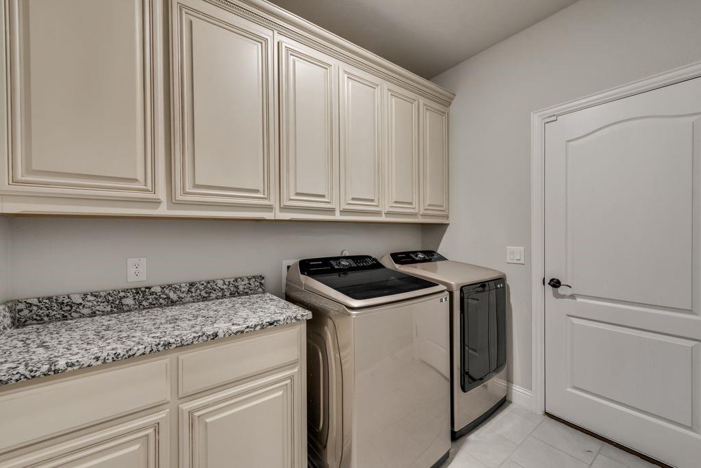 527 Shadow Glen Trail Property Photo 18